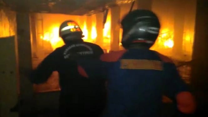 Ilustrasi petugas pemadam kebakaran padamkan api.