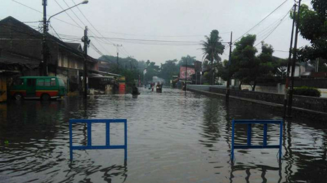 Akses lalu lintas di tiga kecamatan di Kabupaten Bandung, Jawa Barat, lumpuh total akibat luapan air Sungai Citarum pada Jumat, 17 November 2017.