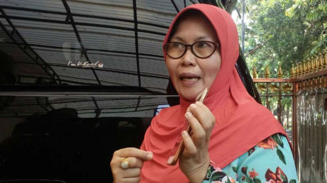 Sri, istri Aminudin, pemilik mobil Toyota Fortuner yang ditumpangi Setya Novanto dan kecelakaan, saat ditemui di rumahnya di Depok, Jawa Barat, pada Jumat, 17 November 2017.