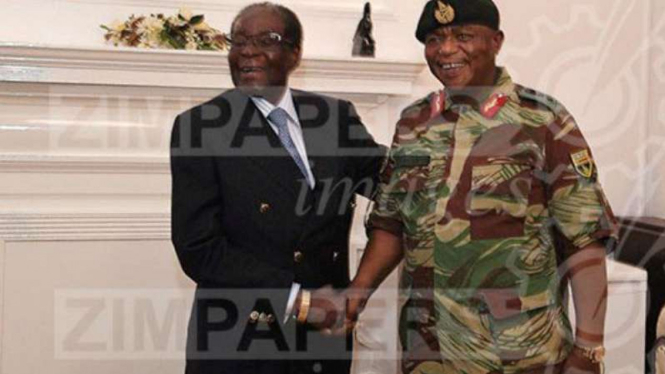 Presiden Zimbabwe Mugabe bersalaman dengan Jenderal Constantino Chiwenga 