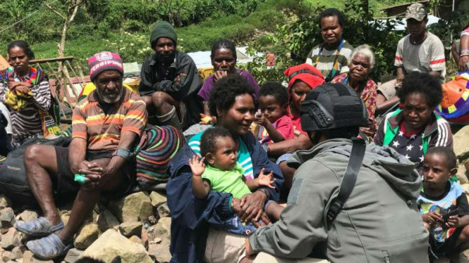 Warga yang sempat disandera kelompok kriminal bersenjata di Tembagapura, Timika, Papua, yang akhirnya berhasil dibebaskan pada 17 November 2017 lalu.