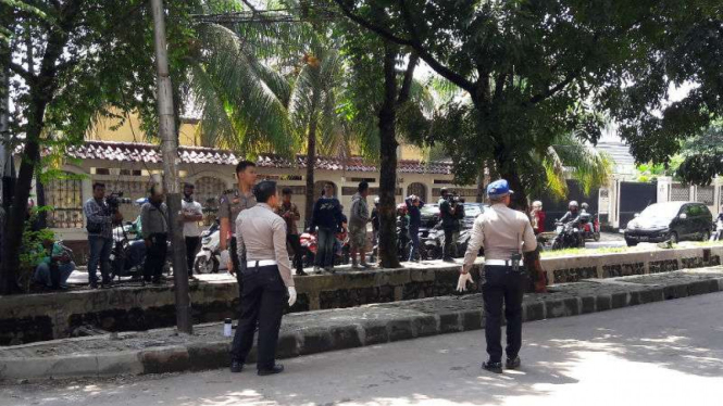 Polisi melakukan olah TKP kecelakaan Setya Novanto
