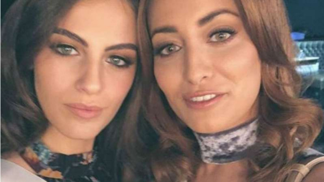 Pose Miss Israel dan Miss Irak di ajang kontes Miss Universe 2017.
