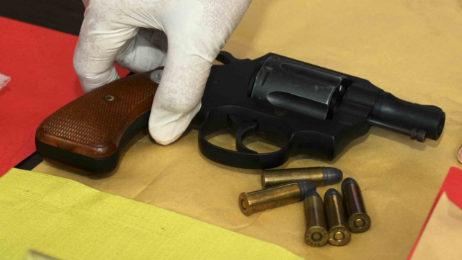 Petugas kepolisian menunjukan barang bukti sabu-sabu dan senjata api jenis revolver di Polres Metropolitan Tangerang Kota, Tangerang, Banten