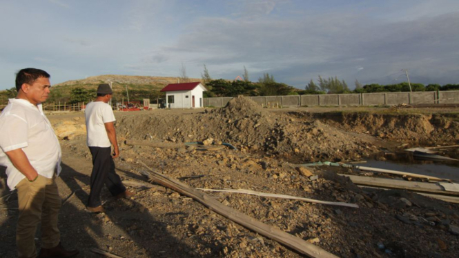 Gubernur Aceh saat sidak proyek pembangunan Ipal di Gampong Pande, Aceh