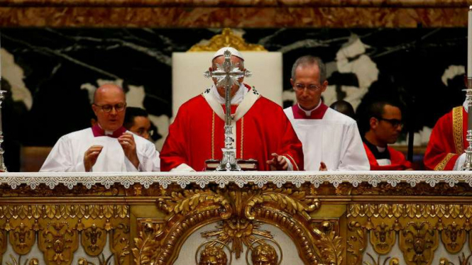 Paus Fransiskus memimpin misa di Basilika St Peter di Vatikan