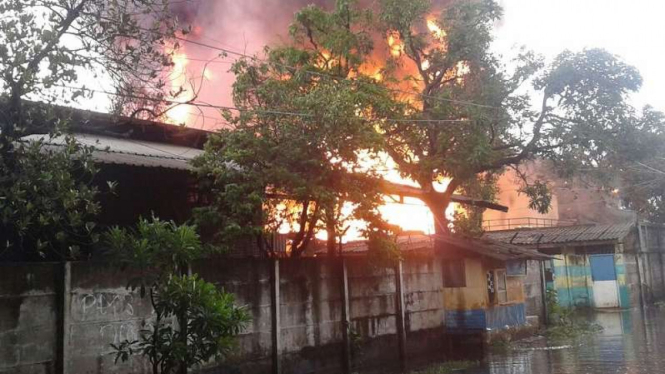 Kobaran api akibat ledakan di pabrik tiner di Tangerang.