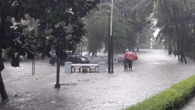 Lokasi kecelakaan mobil Novanto terendam banjir.