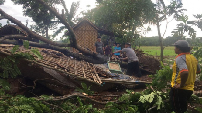 Rumah rusak di Tangerang karena puting beliung