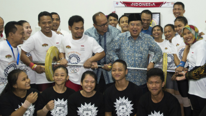 Wakil Presiden Jusuf Kalla didampingi Ketua PABBSI Rosan Perkasa Roeslani di Markas Komando Pasukan Marinir II, Jakarta, Jumat (17/11).