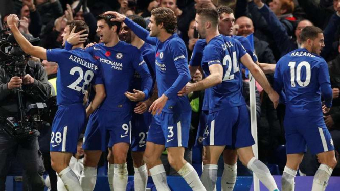 Para pemain Chelsea merayakan gol Cesar Azpilicueta (paling kiri)