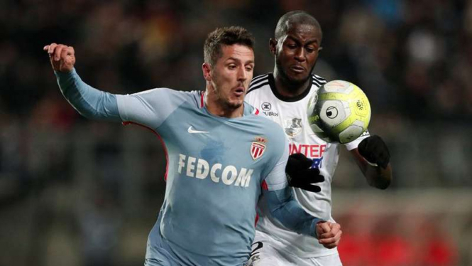 Penyerang AS Monaco, Stevan Jovetic (kostum abu-abu)