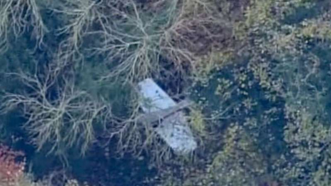 Salah satu puing jatuh tabrakan helikopter dan pesawat kecil di Buckinghamshire