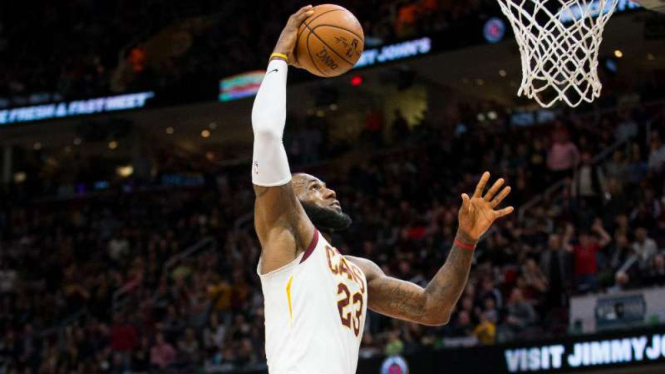 Bintang Cleveland Cavaliers, LeBron James saat menghadapi Los Angeles Clippers