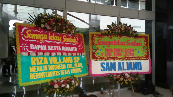 Salah satu karangan bunga dari Sam Aliano untuk Setya Novanto di RSCM. Belakangan karangan bunga dari Sam dirusak orang.