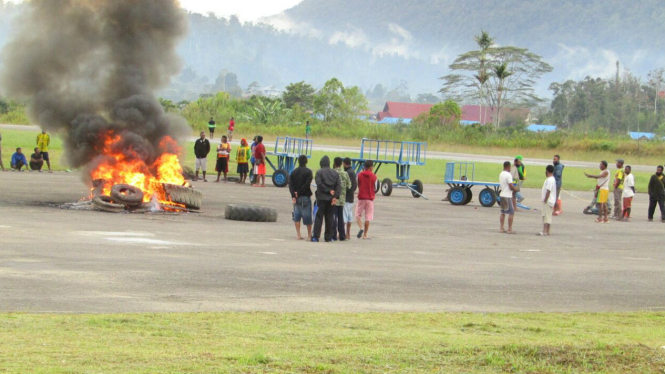 Blokade Bandara Oksibil, Papua.