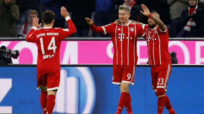 Para pemain Bayern Munich merayakan gol.