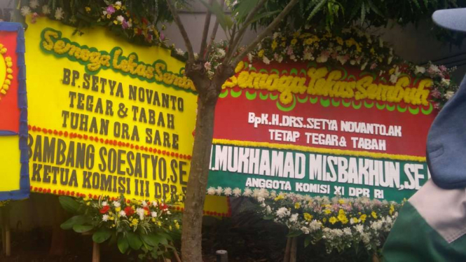 Karangan bunga untuk Ketua DPR Setya Novanto di RSCM, Jakarta.