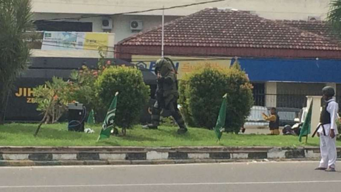 Petugas Jibom TNI/Polri mengamankan benda mencurigakan di Jalan Juanda Medan