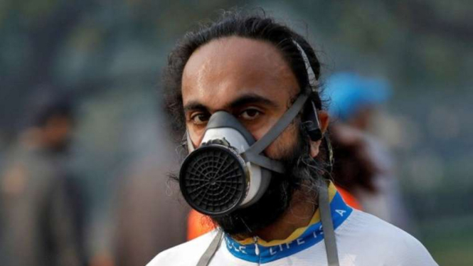 Pelari peserta half marathon India mengenakan masker.