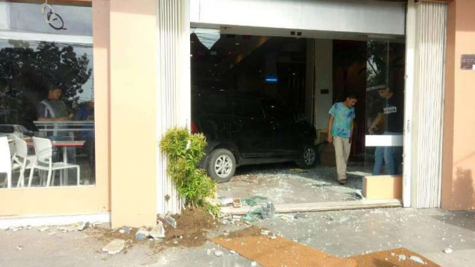 Lokasi KFC yang ditabrak oleh mobil Avanza akibat salah injak pedal.