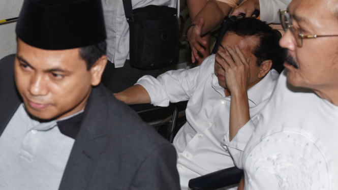 Tersangka kasus korupsi KTP Elektronik Setya Novanto meninggalkan RSCM untuk dibawa ke rutan KPK di Jakarta, Minggu (19/11). 