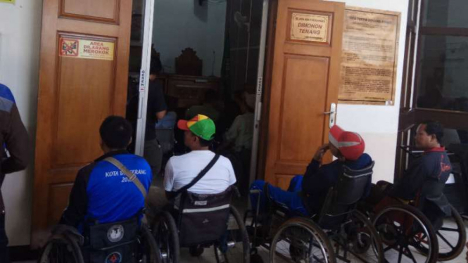 Belasan penyadang disabilitas hadiri gugatan  Dwi Ariy terhadap Etihad Airways  di Pengadilang Negeri Jakarta Selatan. 