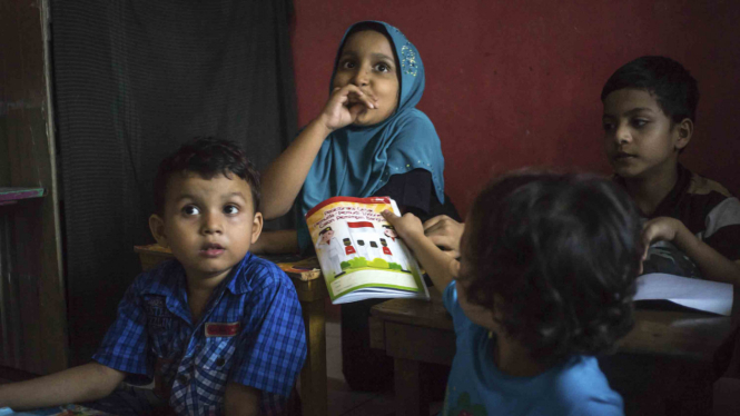 Melihat Anak-Anak Pengungsi Rohingya Belajar