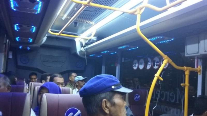 Suasana di dalam bus TransJakarta Royal