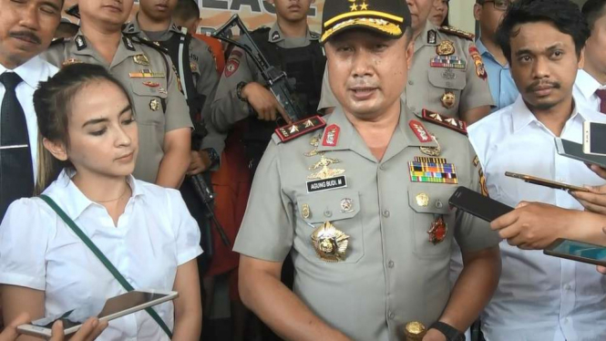 Dua pelaku pencekok miras ke satwa dan Kapolda Jabar, Irjen Agung Budi Maryoto. 