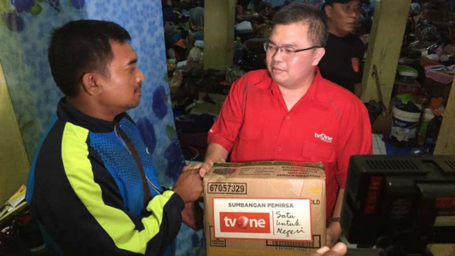 Yayasan Satu untuk Negeri tvOne menyalurkan bantuan logistik untuk warga korban banjir akibat luapan Sungai Citarum di Kabupaten Bandung, Jawa Barat, pada Selasa, 21 November 2017.