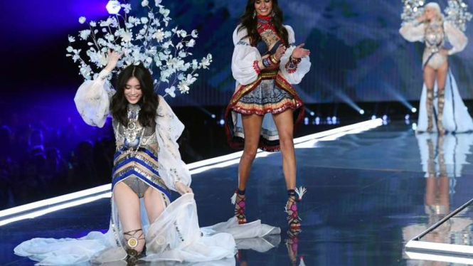 Model Victoria's Secret terjatuh saat di catwalk 