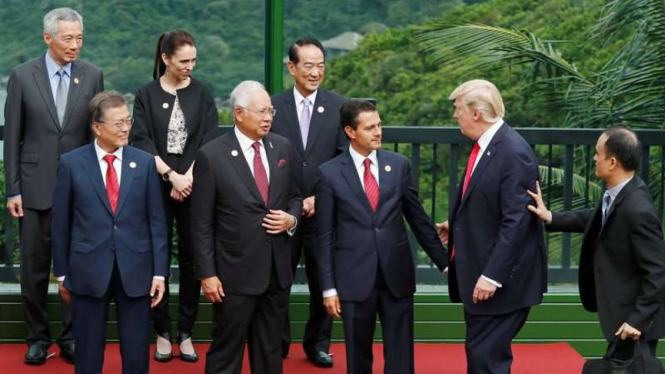 Presiden AS, Donald Trump, (kedua dari kanan) dan PM Selandia Baru, Jacinda Ardern (kedua dari kiri atas) saat bertemu di KTT APEC di Vietnam.