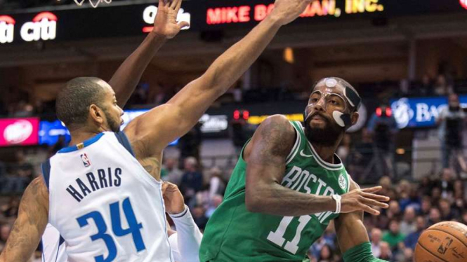 Pebasket Boston Celtics, Kyrie Irving (kanan) saat menghadapi Dallas Mavericks