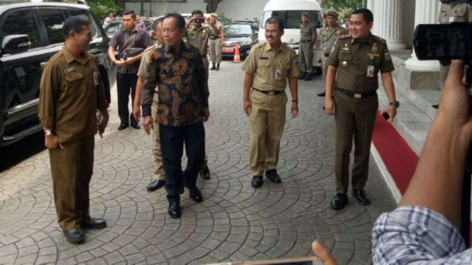 Mantan Gubernur DKI Jakarta, Sutiyoso setiba di Balai Kota Jakarta.