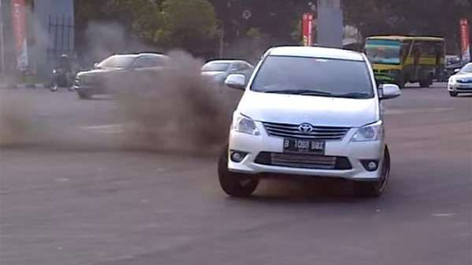 Innova yang tengah melakukan aksi drifting.