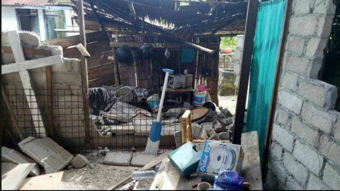 Salah satu kondisi rumah milik warga di Pulau Morotai yang terdampak bencana gempa bumi pada Sabtu (18/11/2017)