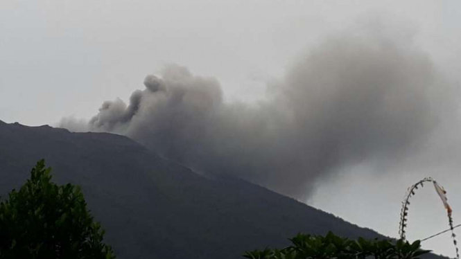 Kondisi puncak Gunung Agung di Karangasem Bali usai meletus pertama kalinya, Selasa (21/11/2017), pada pukul 17.35 waktu setempat.