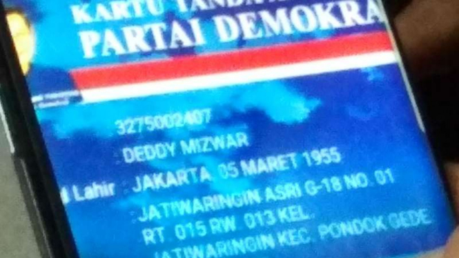 Kartu anggota Partai Demokrat untuk Wagub Jawa Barat Dedi Mizwar.