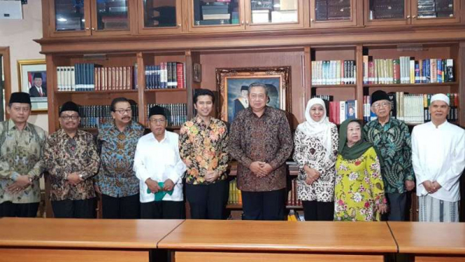 Ketua Umum Demokrat Susilo Bambang Yudhoyono, bersama Khofifah Indar Parawansa, Emil listianto Dardak, dan Gubernur Jawa Timur Soekarwo.