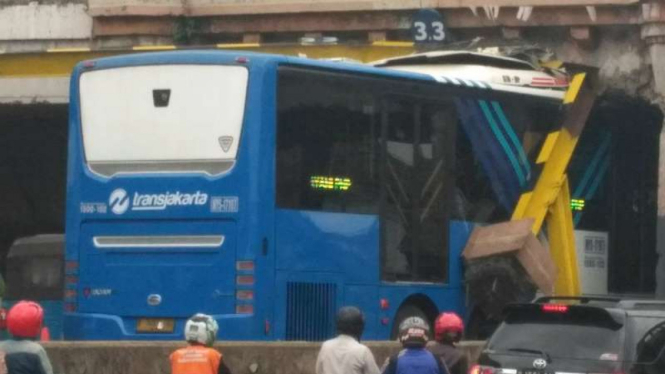 TransJakarta nyangkut di Jatinegara.