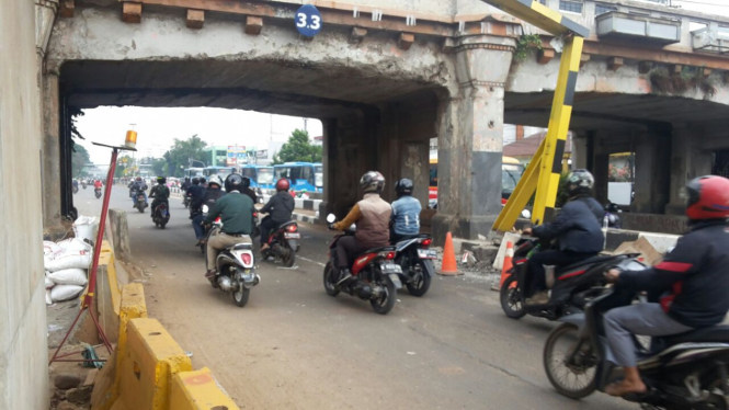 Terowongan tempat nyangkutnya TransJakarta.