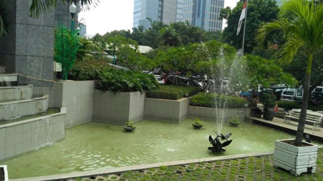Kolam ikan di depan Gedung DPRD DKI.