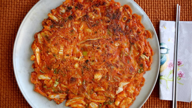 Kimchi jeon/kimchi pancake.