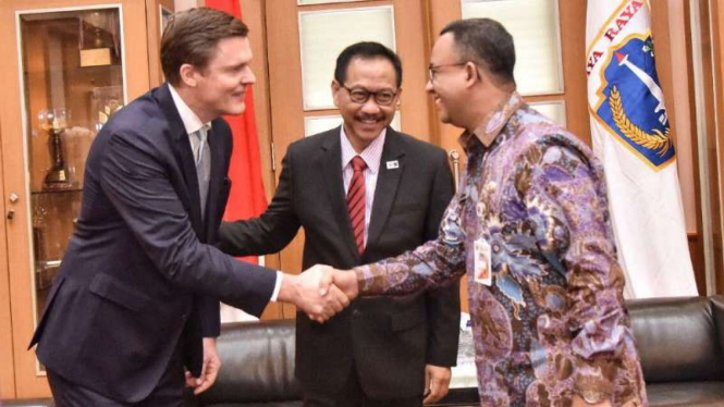Gubernur Anies Baswedan dan  Kepala Perwakilan ADB untuk Indonesia, Winfried W  