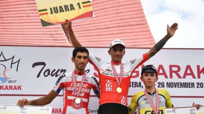 Yonnatta Alejandro Monsalve (tengah) juara etape 5 TdS 2017