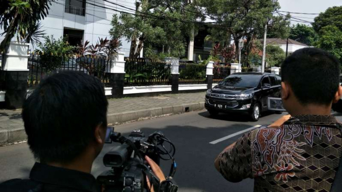 Mobil yang membawa Ridwan Kamil keluar dari rumah dinas JK.