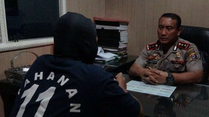 Kasat Reskrim Polres Tangerang, Kompol Wiwin saat memeriksa GS.