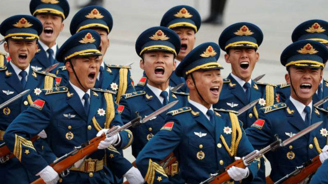 Pasukan militer China saat menyambut kedatangan Presiden AS Trump di Beijing