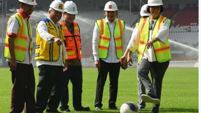 Menteri Keuangan Sri Mulyani menendang bola bersama dengan Menteri PUPR, Basuki Hadimuljono dan Ketua INASGOC, Erick Thohir, di Stadion Gelora Bung Karno.
